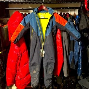 Size 4 children’s Helly Hansen snowsuit.